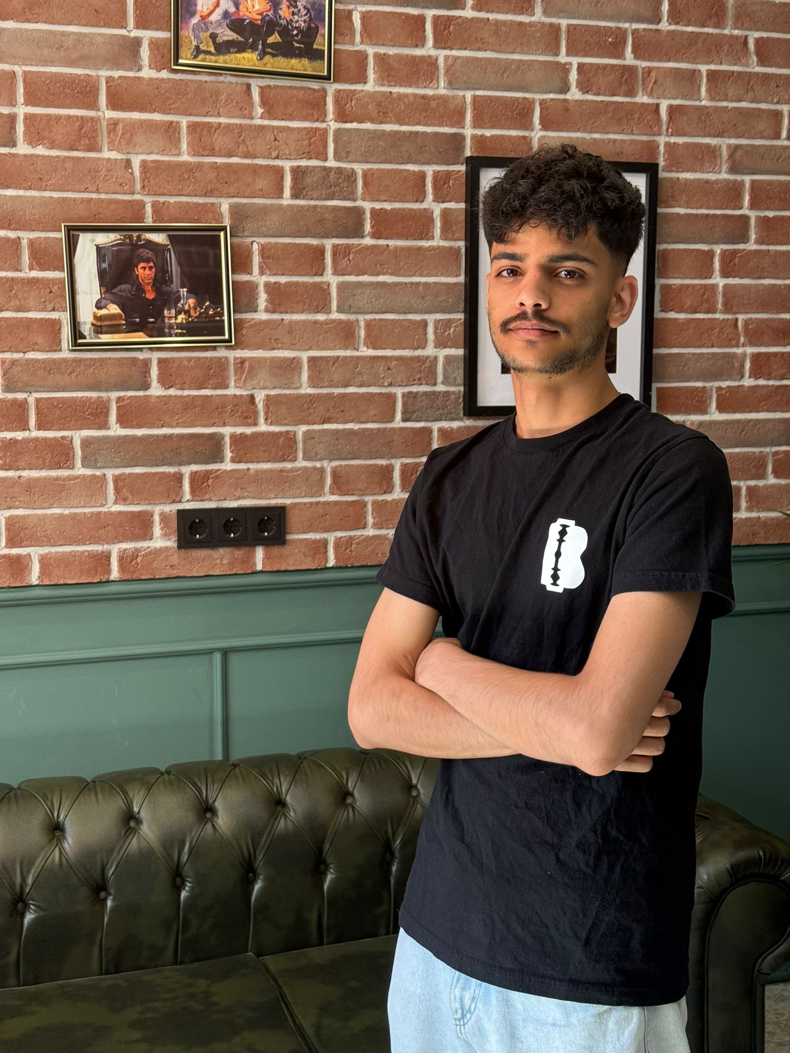 Mo